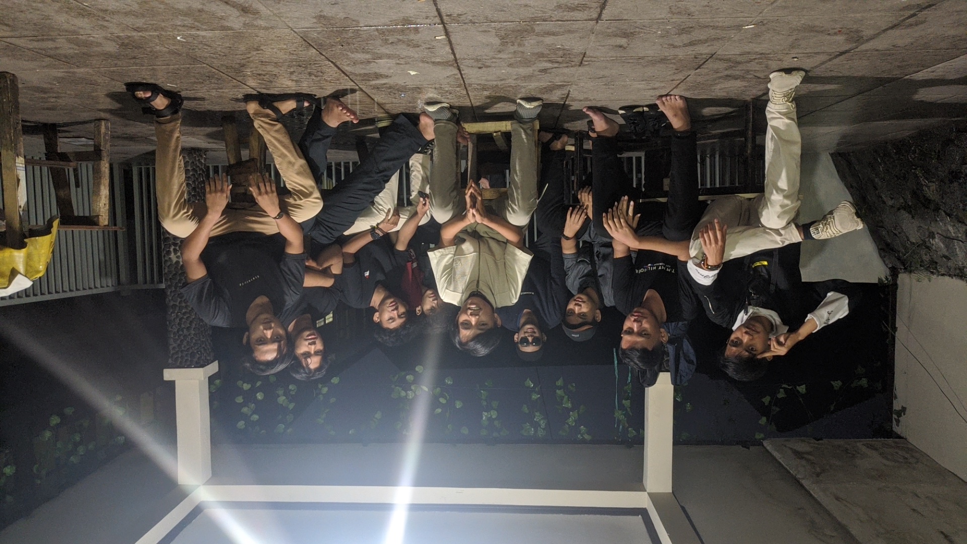 Foto Bersama Saat Nongkrong di Kampus