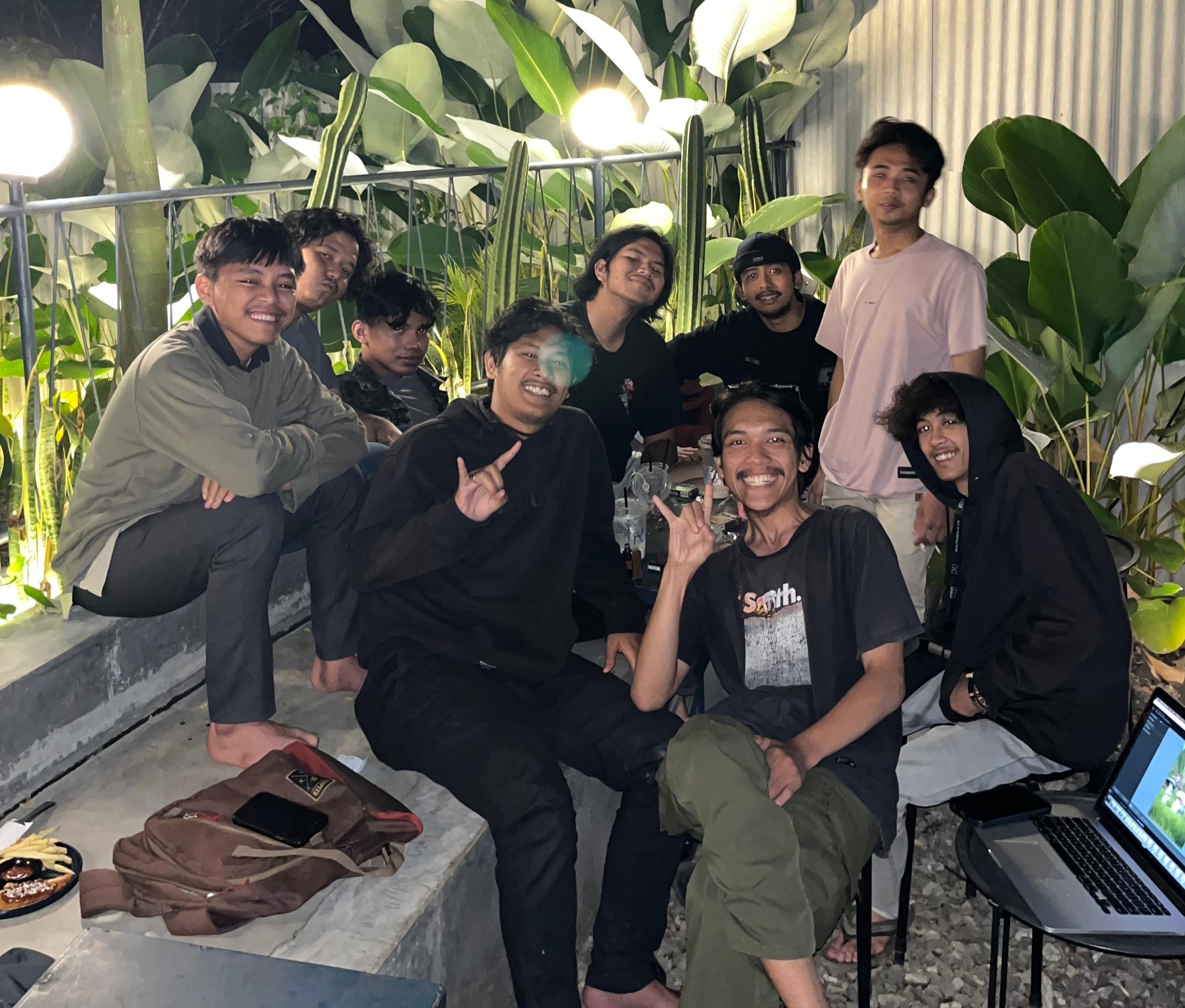 Foto Bersama Setelah Makan-Makan