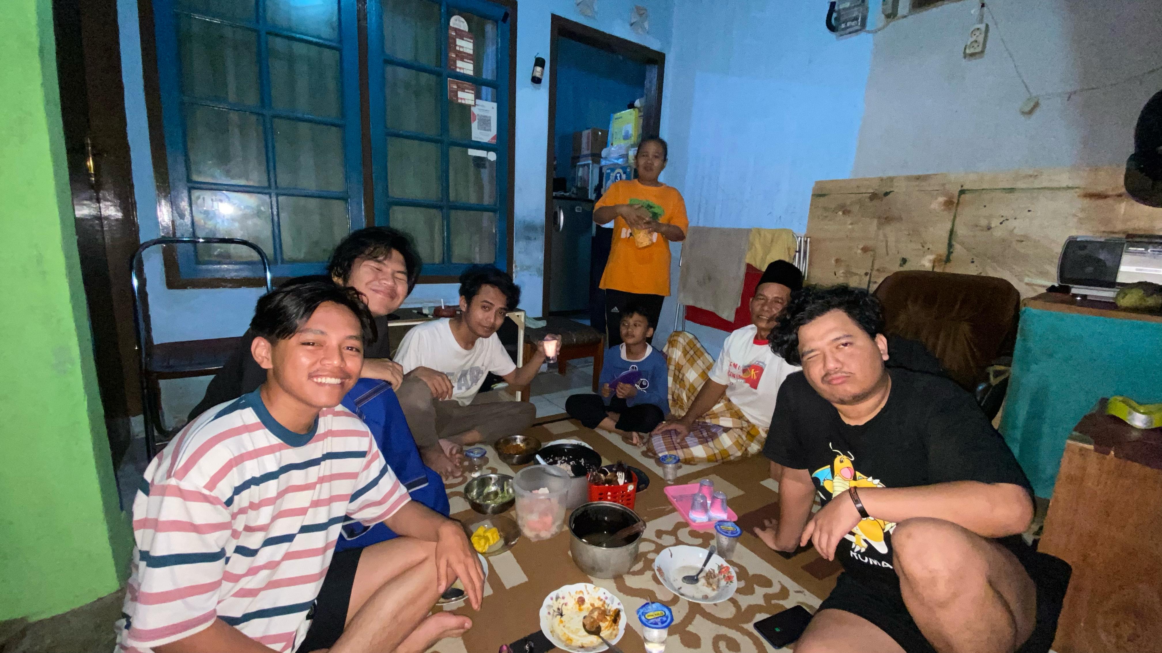 Makan Bareng Ibu Depan