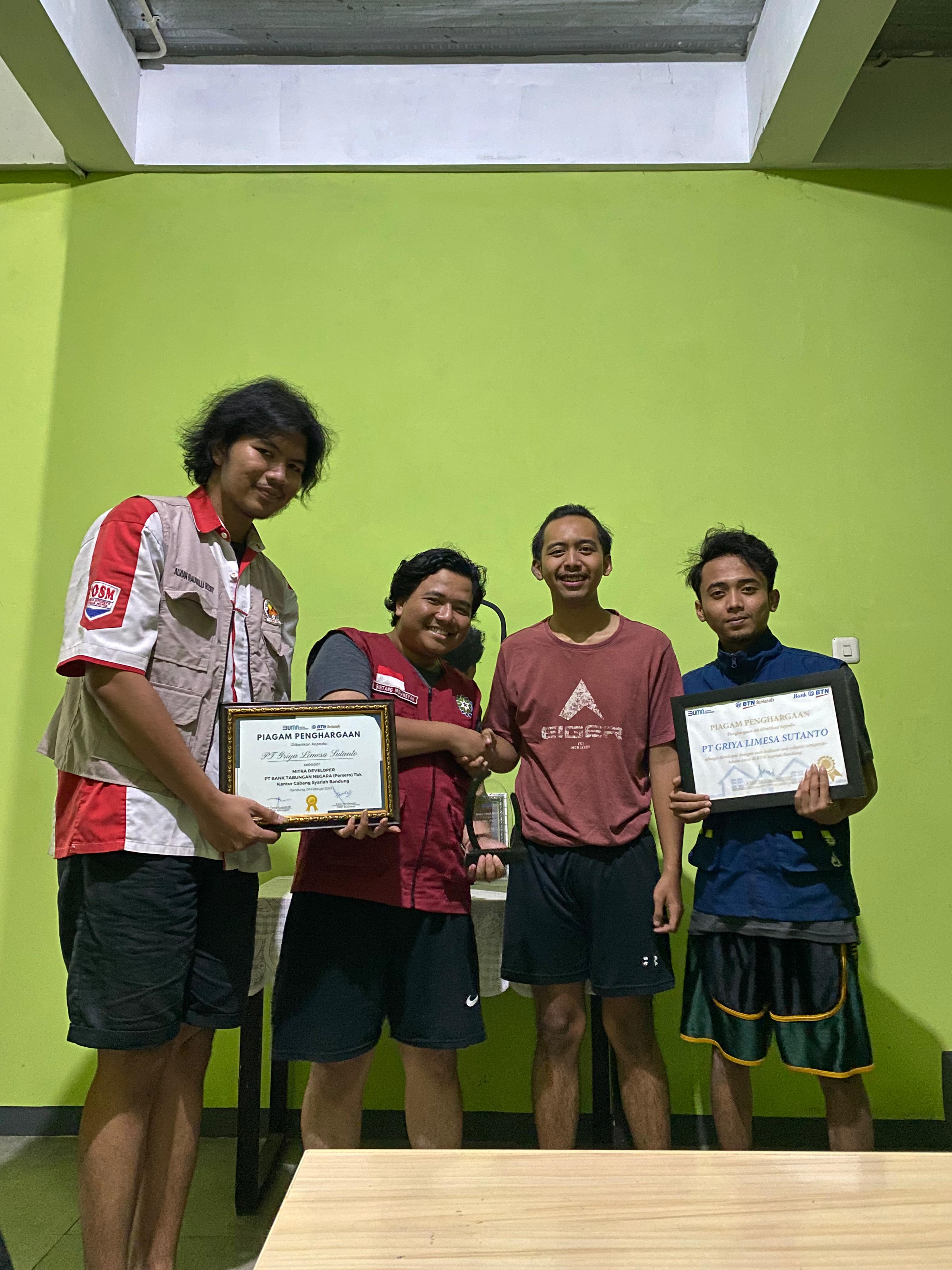 Foto Piagam di Rumah Adun